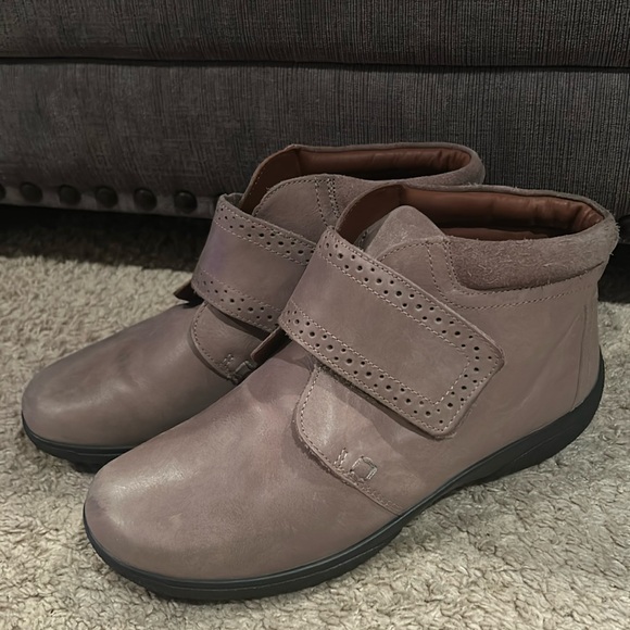 Hotter orthopedic Booties with Velcro sz 8.5 - Picture 1 of 7